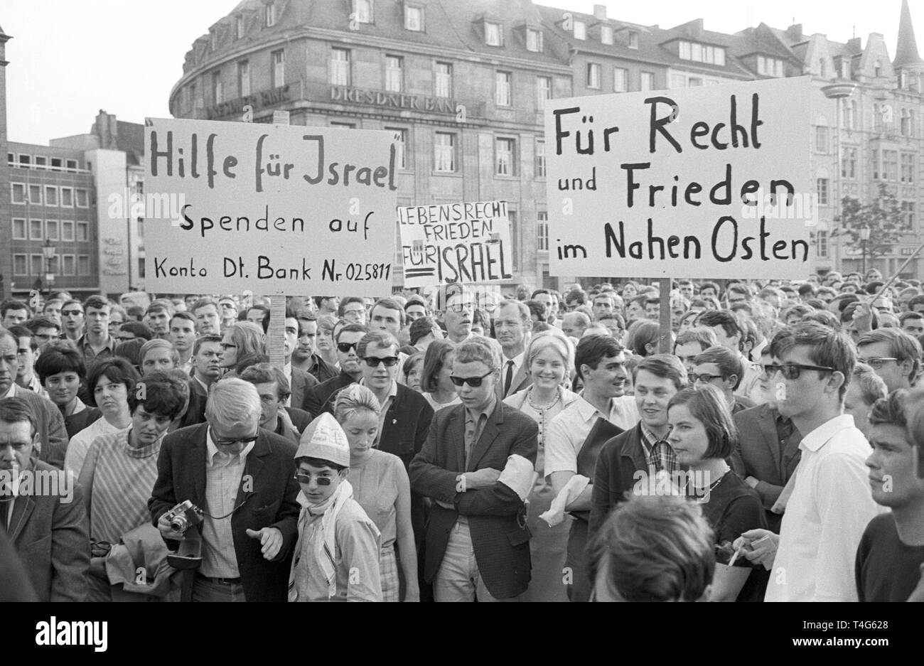 L'asta di Bonn, il generale degli studenti, il Comitato organizza una azione di protesta per Israele il 06 giugno 1968. Essi presentano banner dicendo "per la giustizia e per la pace in Medio Oriente". | Utilizzo di tutto il mondo Foto Stock