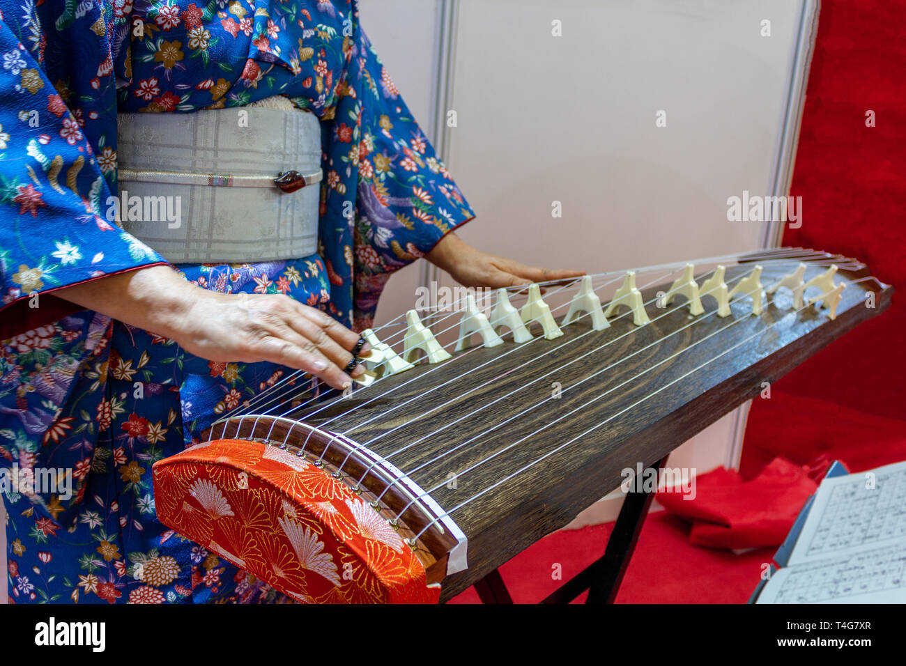 Donna in abiti kimono giapponese tradizionale strumento koto gioca Foto Stock