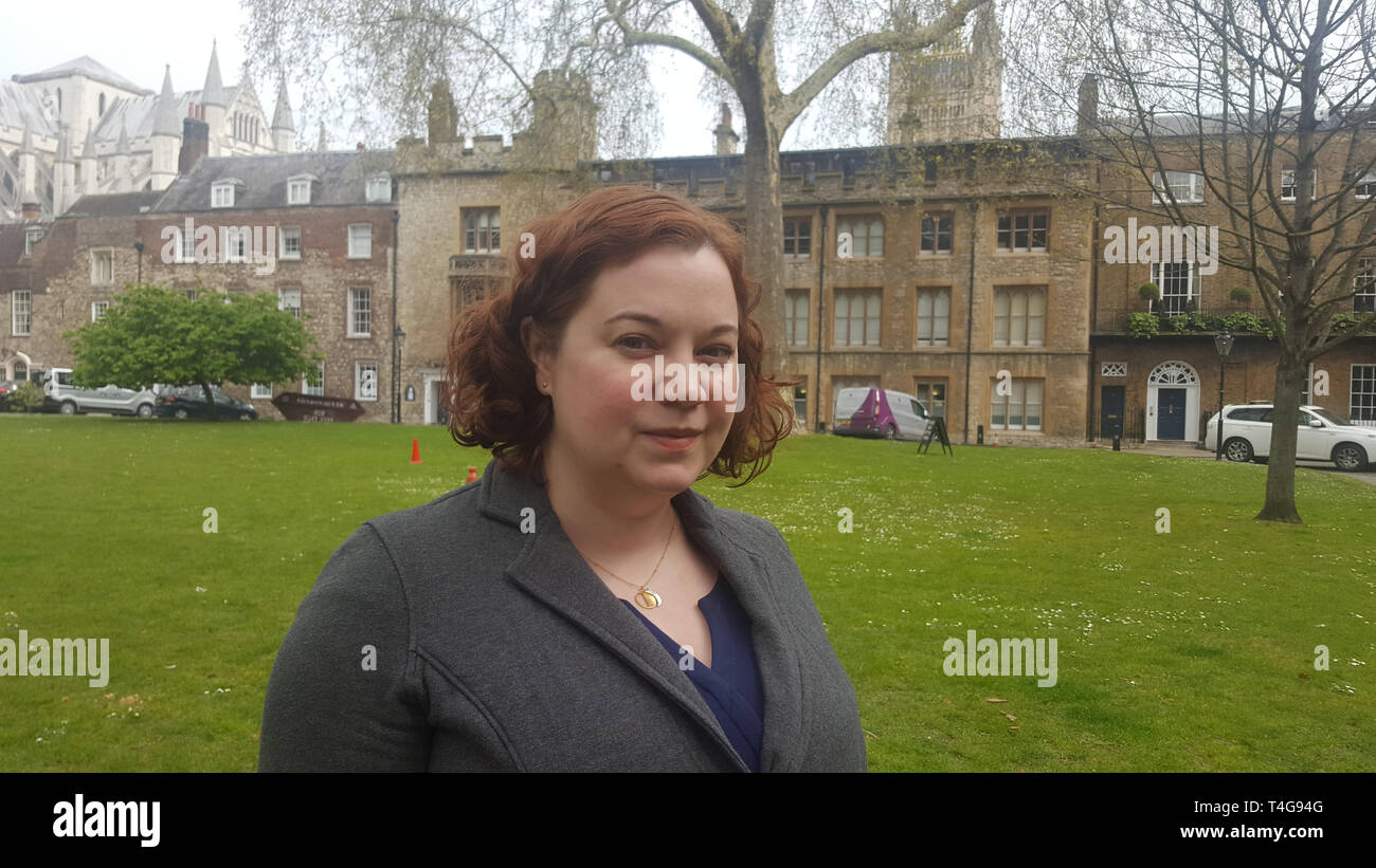 Becky Clark, la chiesa di Inghilterra del direttore di cattedrali e chiese, alla Chiesa Casa, Westminster prima di pedaggio di Westminster Abbey campana per un ora da 5.43 pm, 24 ore dopo l'incendio scoppiato presso la cattedrale di Notre Dame a Parigi. Foto Stock
