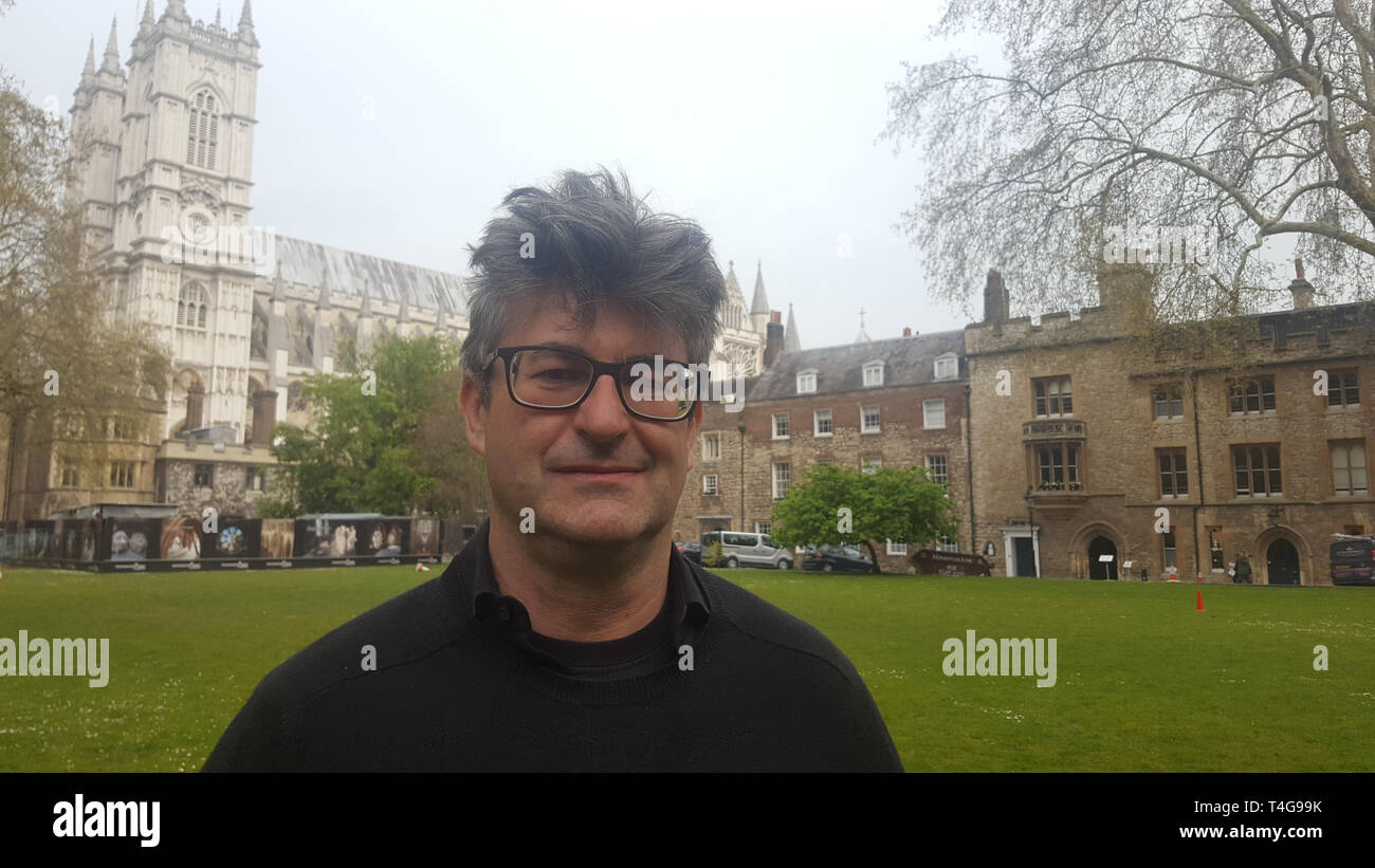 Tolomeo Dean, Westminster Abbey il geometra del tessuto, alla Chiesa Casa, Westminster prima di pedaggio di Westminster Abbey campana per un ora da 5.43 pm, 24 ore dopo l'incendio scoppiato presso la cattedrale di Notre Dame a Parigi. Foto Stock