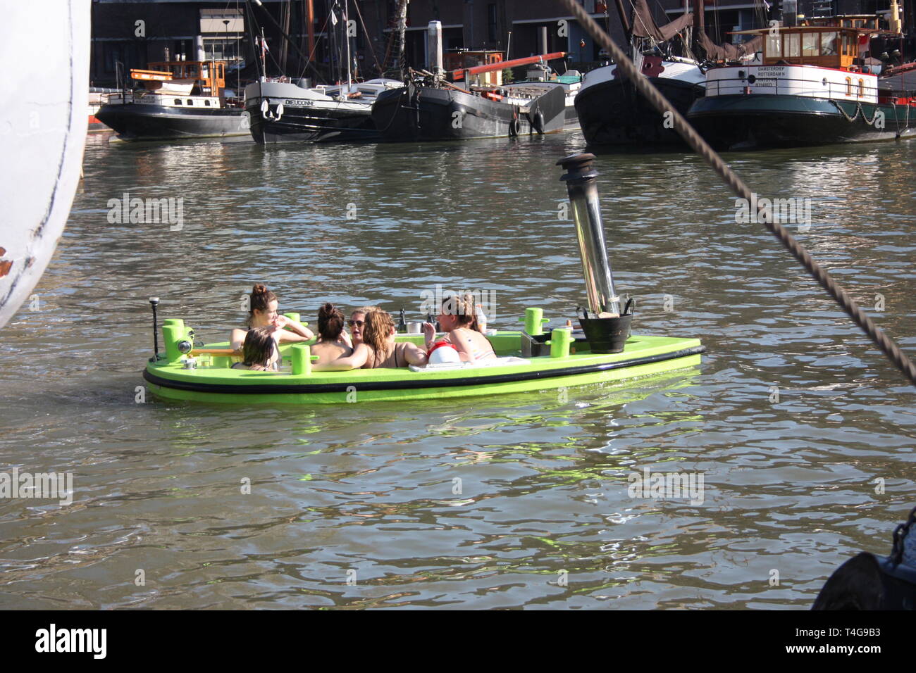 Piscina galleggiante in acqua di fiume o canale del porto di Rotterdam. Giovani studenti olandesi divertirsi e trascorrere il tempo di galleggianti e bivouack Foto Stock