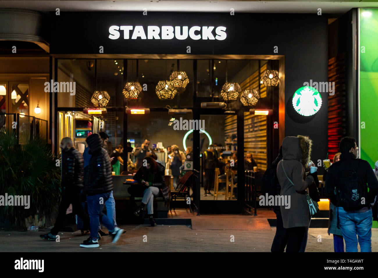 Taksim, Istanbul / TURCHIA - Marzo 04 2019: Starbucks Coffe Piazza Taksim Store, vista esterna di notte Foto Stock