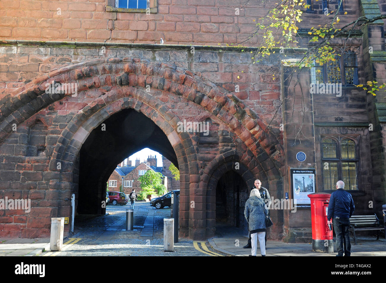 Abbey Gateway che conduce a piazza Abbazia, Chester. Foto Stock