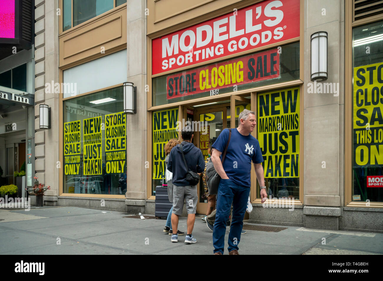 A Times Square posizione della family-owned sporting goods catena, Modell, viene intonacata con segni annunciando che il negozio è in fase di chiusura, visto a New York domenica 14 aprile, 2019. Pressione rivolta da online e big box retailer, Modell sportivo della merce è segnalato per aver ingaggiato un consigliere in materia di ristrutturazione e di un eventuale fallimento. (© Richard B. Levine) Foto Stock