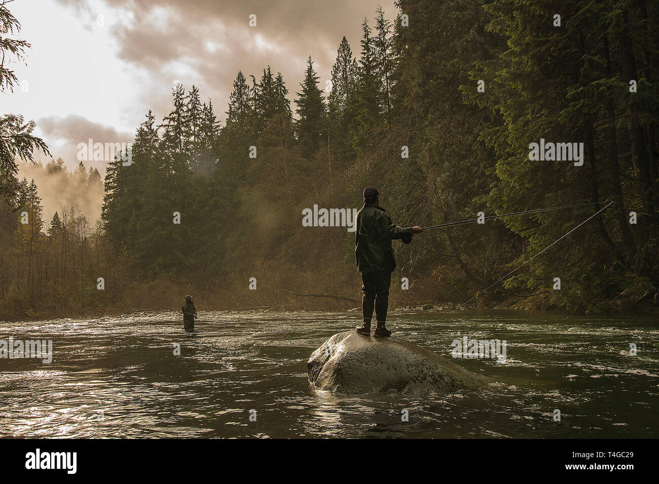 I pescatori per la pesca del salmone in un fiume nel sud della British Columbia, Canada, Foto Stock