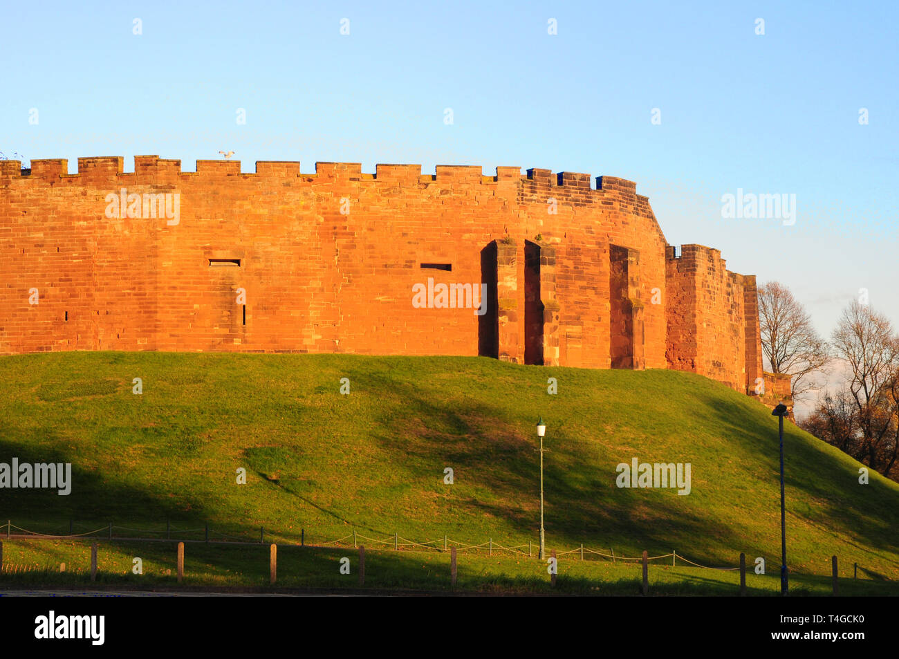 Curtain wall e bastioni di Chester Castle dalle mura della città. Foto Stock