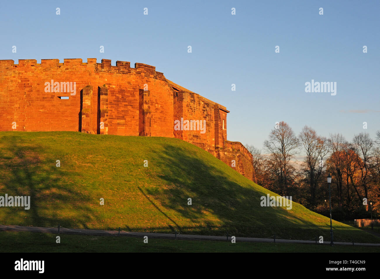 Una parte della parete di tamponamento e bastioni di Chester Castle dalle mura della città. Foto Stock
