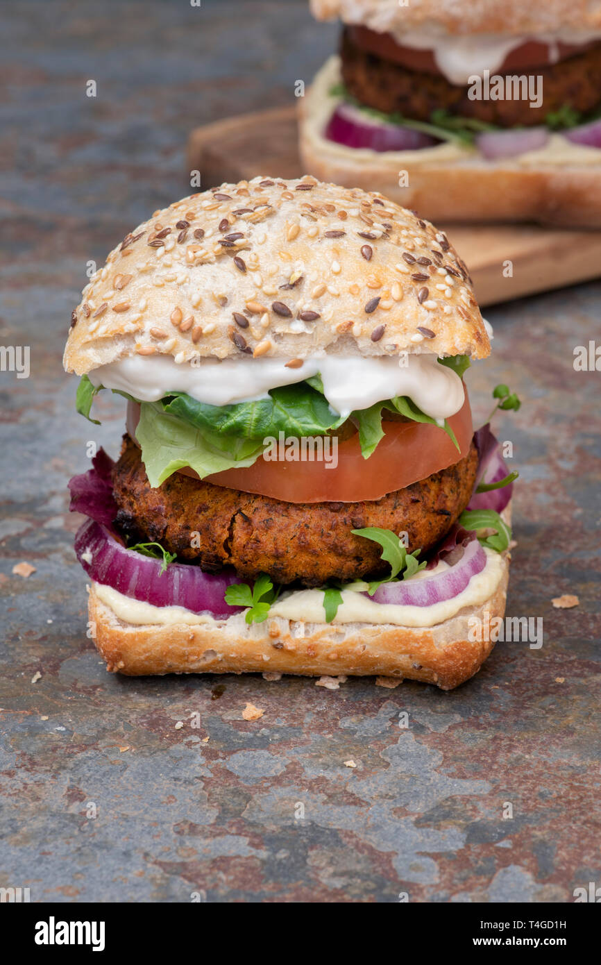 Hamburger vegano su un sfondo di ardesia Foto Stock