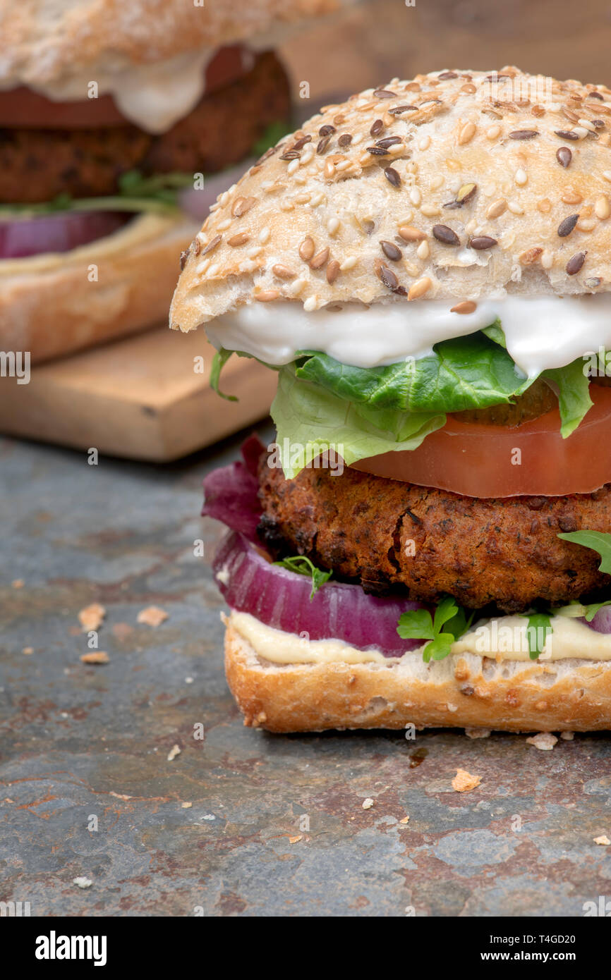 Hamburger vegano su un sfondo di ardesia Foto Stock