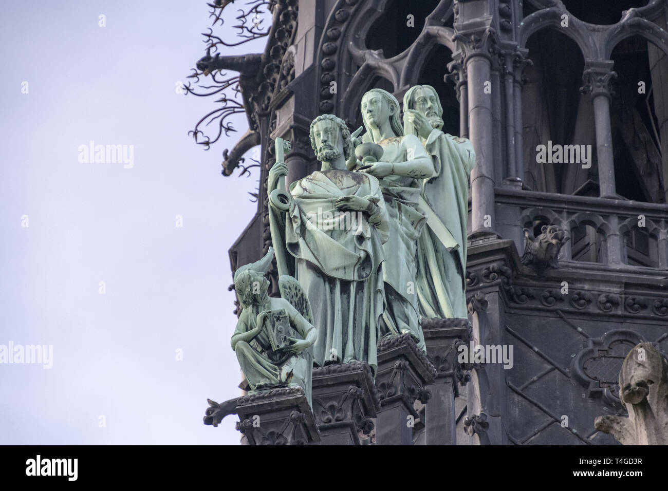 Notre dame statue dell'apostolo della cattedrale immagini e fotografie  stock ad alta risoluzione - Alamy