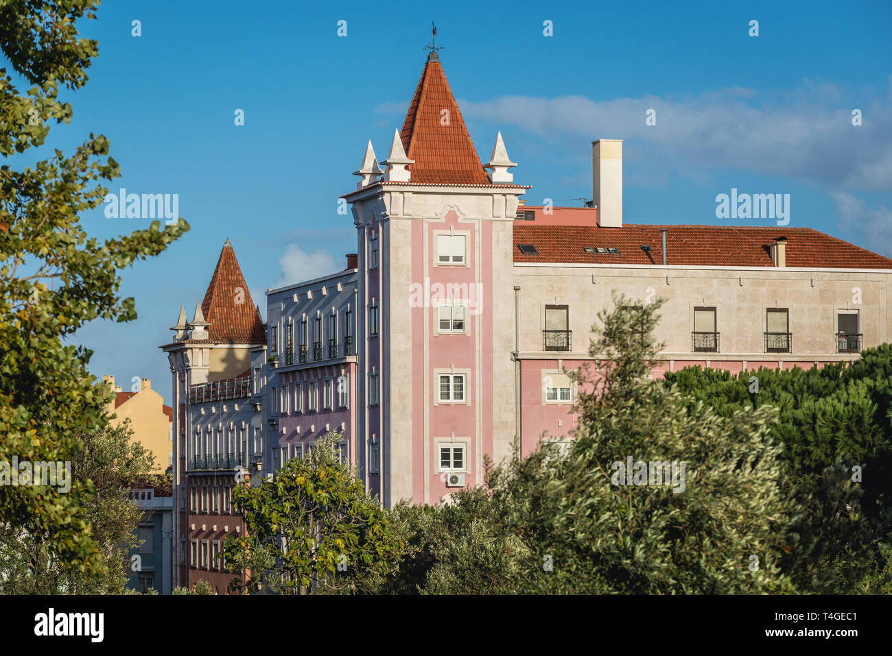 Edificio su un angolo di Avenida Sidonio Pais e Rua Engenheiro Canto Resende a Lisbona, Portogallo Foto Stock