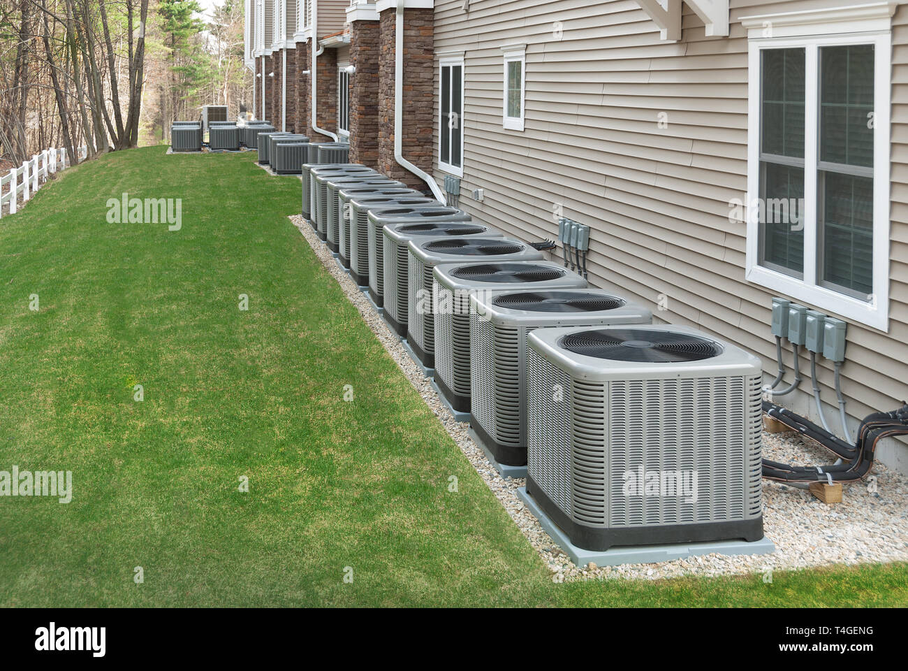 Moderno impianto di condizionamento dell'aria e unità di riscaldamento o pompe di calore, utilizzate nelle case e appartamenti senza aria condizionata centralizzata Foto Stock