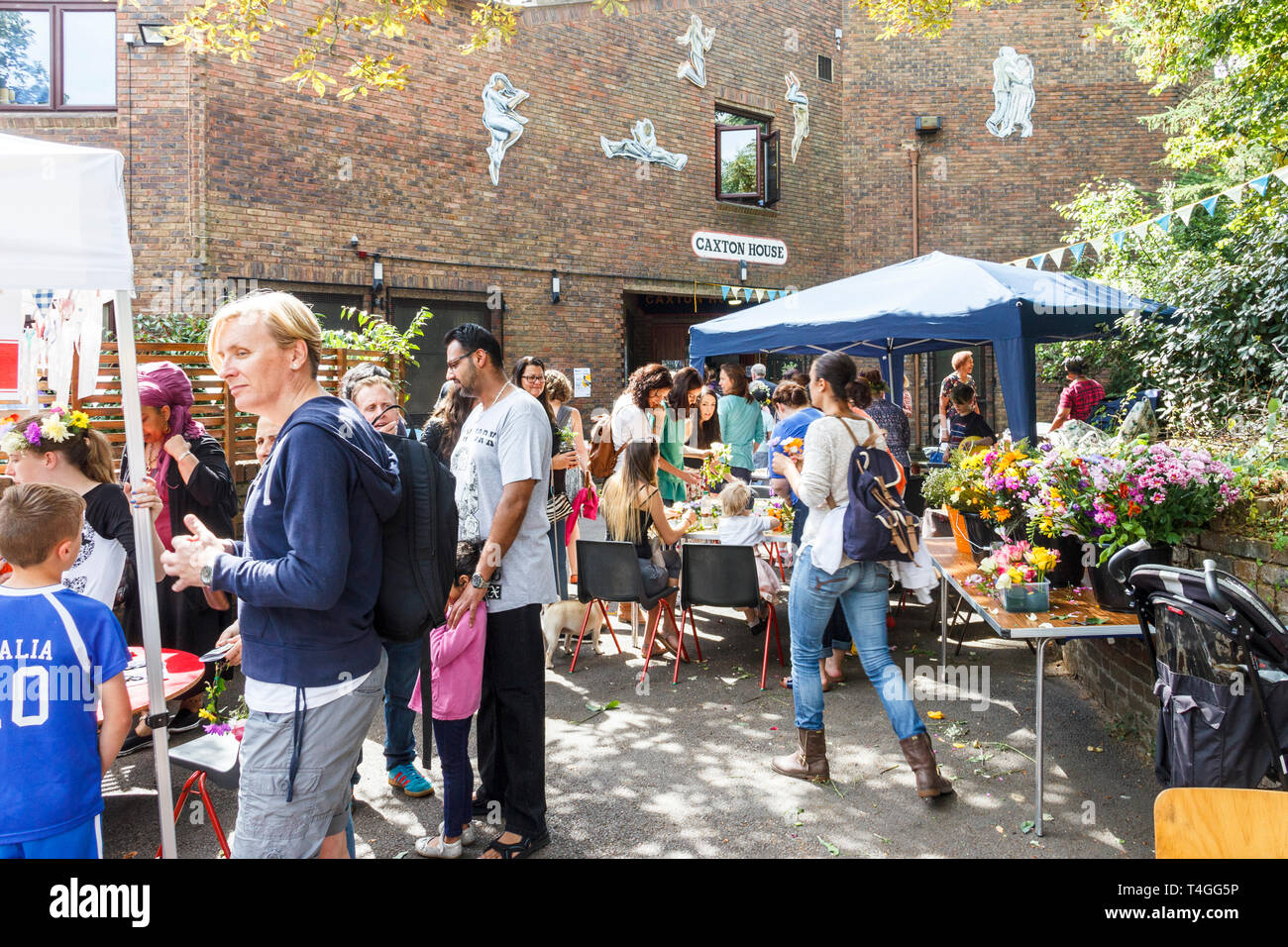 Si spegne al Summer Festival presso Caxton House, un centro comunitario a Islington, a nord di Londra, Regno Unito Foto Stock