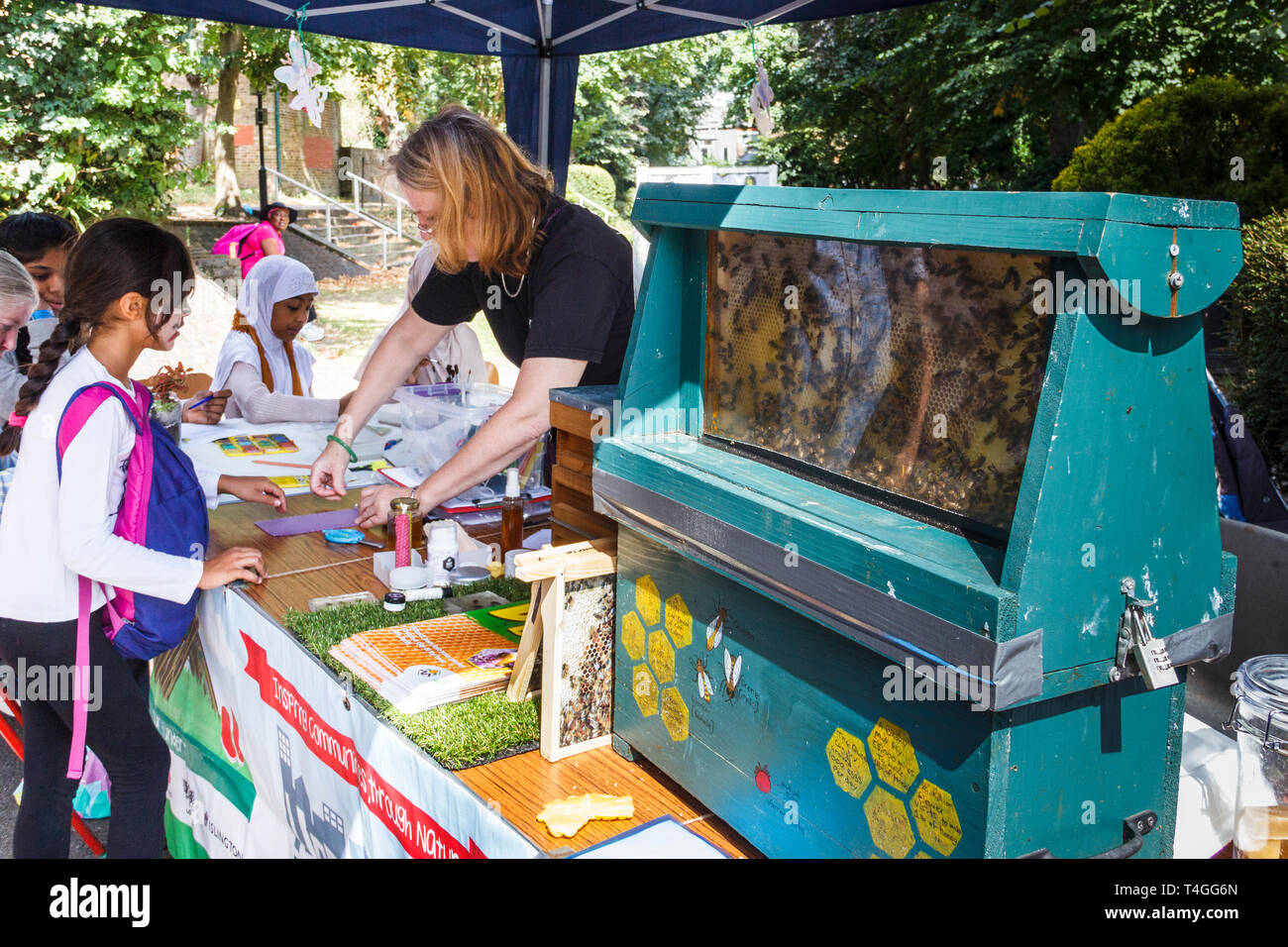 Informazioni sulle api e l'ambiente al Summer Festival a Caxton House, un centro comunitario a Islington, a nord di Londra, Regno Unito Foto Stock