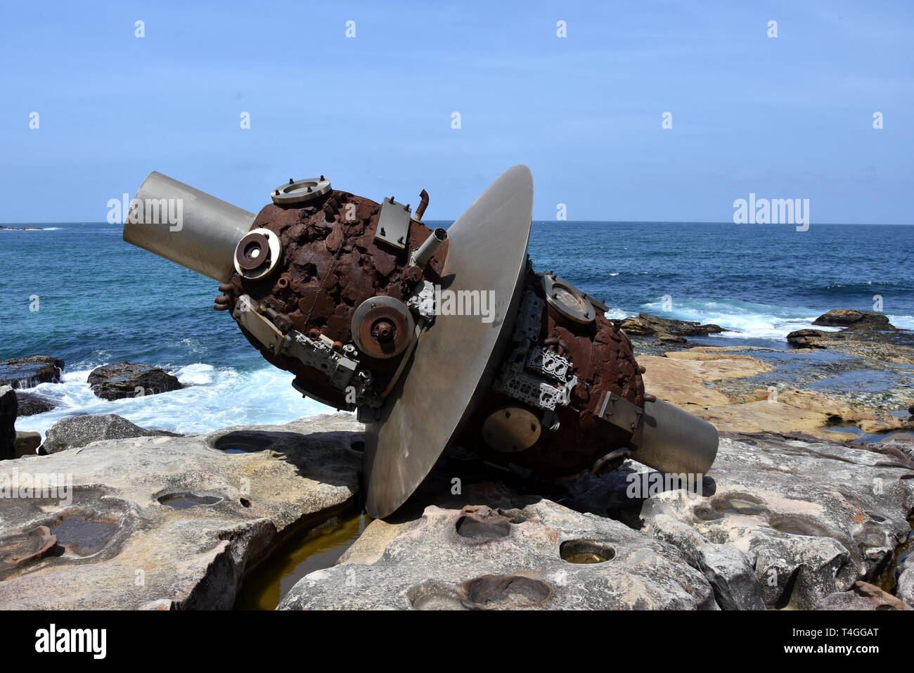 Sydney, Australia - Novembre 4, 2018. Lv Pinchang: spazio piano. Scultura di mare lungo il Bondi a Coogee passeggiata costiera è più grande del mondo libero per il Foto Stock