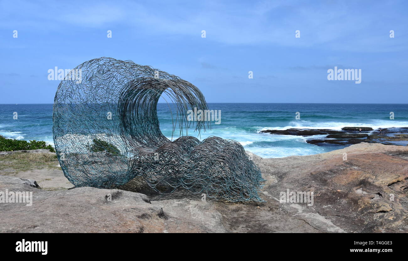 Sydney, Australia - Novembre 4, 2018. Sandra Pitkin: Wave all'interno. Scultura di mare lungo il Bondi a Coogee passeggiata costiera è più grande del mondo libero di Foto Stock