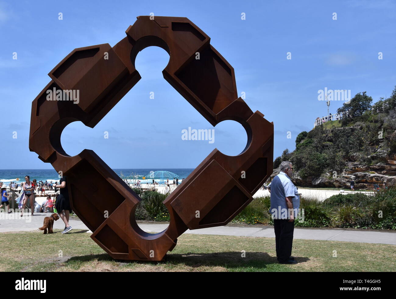 Sydney, Australia - Novembre 4, 2018. Lubomir Mikle: FEH. Scultura di mare lungo il Bondi a Coogee passeggiata costiera è più grande del mondo libero per la pubbl Foto Stock