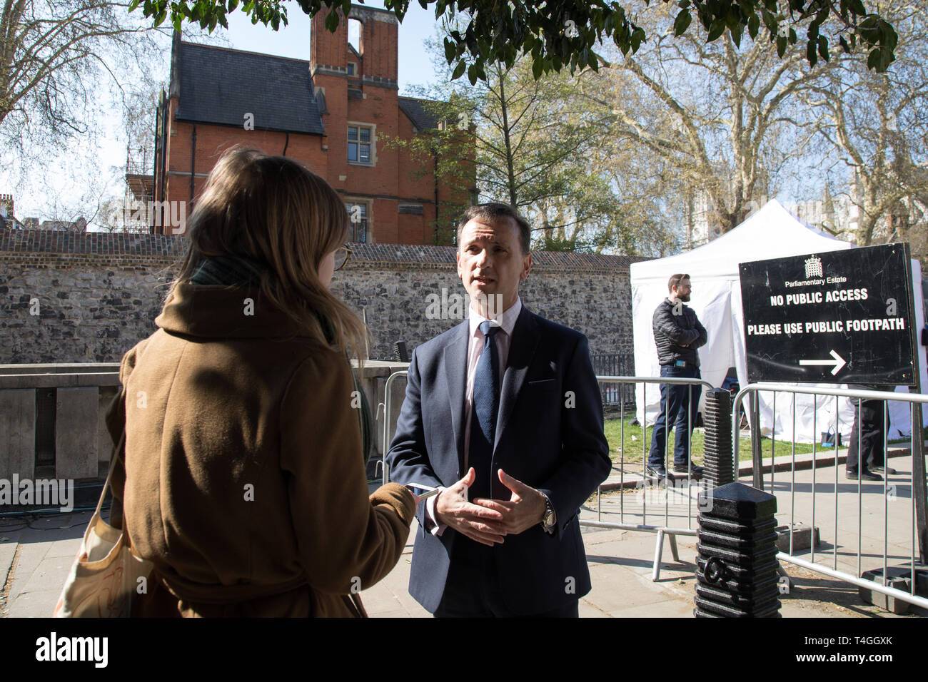 Il Galles, dà un numero di interviste ai media in College Green di fronte alla Casa del Parlamento. MPs in discussione il Commons qualche forma di dogana uni Foto Stock