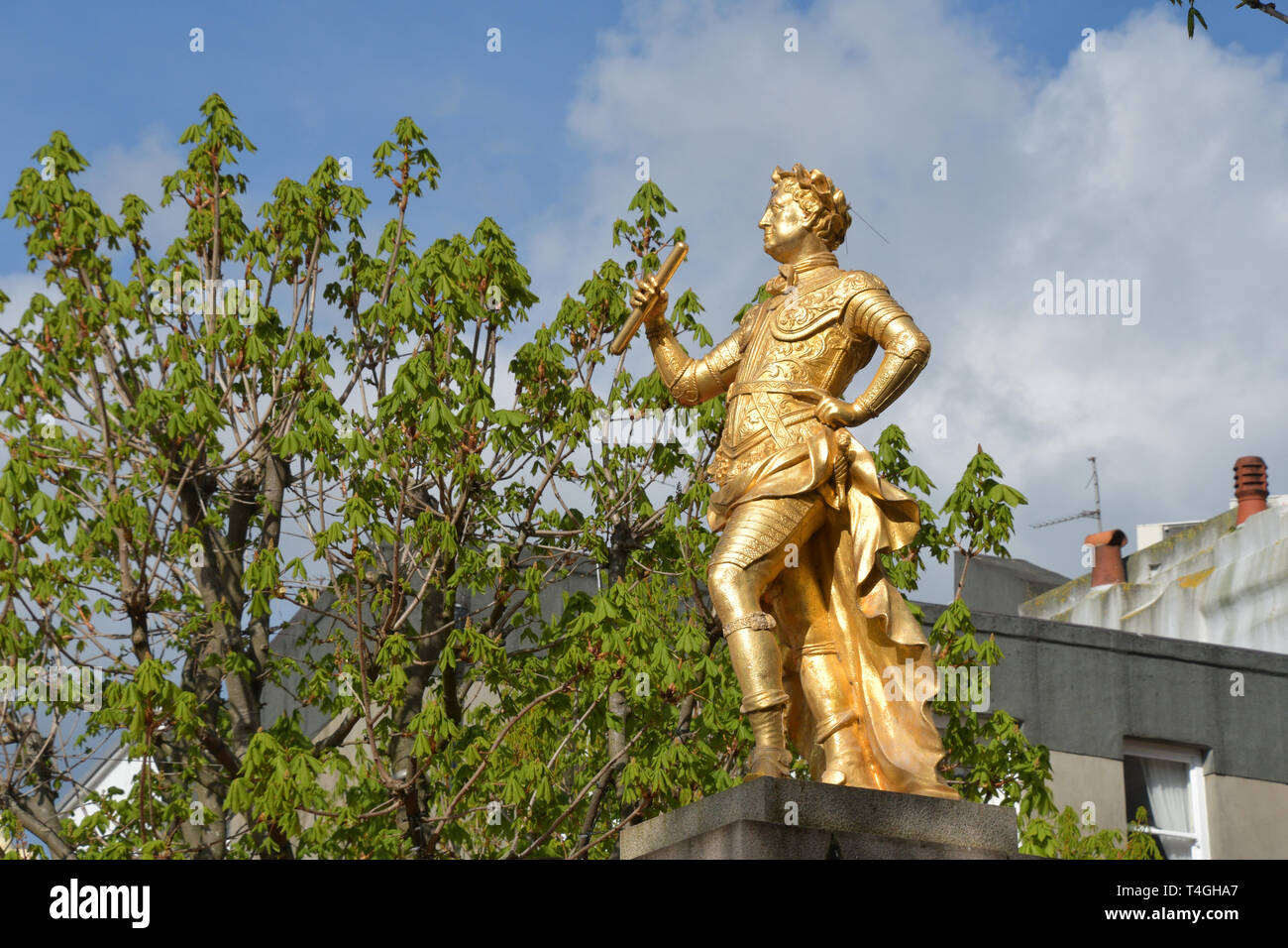 Statua di George II in abito romano, è diventato una parte accettata di St Helier Royal Square, dominato dai membri di edifici.Jersey,canale isola Foto Stock