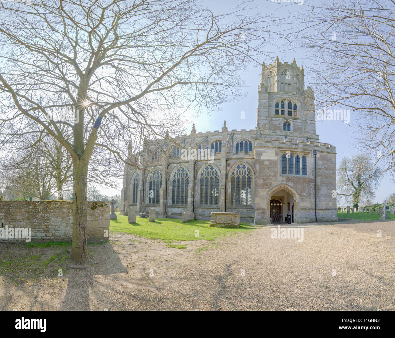 Il XIV secolo chiesa inglese a Fotheringhay, Inghilterra, base dell'Plantagenet Duca di York, luogo di nascita del re Richard III, e base Yorkist dur Foto Stock