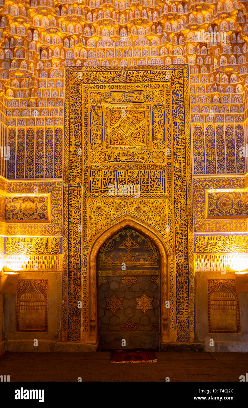 Vista interna della Moschea di Al-Aqsa, Gerusalemme. Costruito nel 691, in cui il Profeta Maometto ascese al cielo su un angelo Foto Stock
