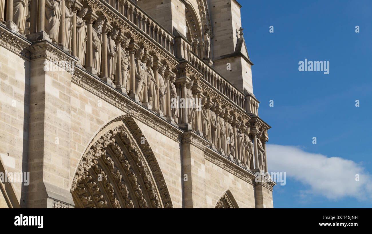 Notre Dame de Paris con il significato di "Nostra Signora di Parigi", spesso di cui Notre Dame.La cattedrale è considerato uno dei migliori esempi di arco gotico Foto Stock