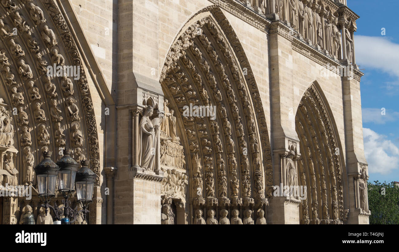 Notre Dame de Paris con il significato di "Nostra Signora di Parigi", spesso di cui Notre Dame.La cattedrale è considerato uno dei migliori esempi di arco gotico Foto Stock