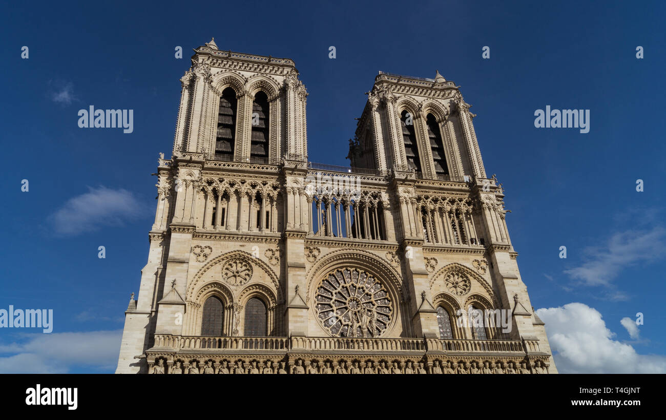 Notre Dame de Paris con il significato di "Nostra Signora di Parigi", spesso di cui Notre Dame.La cattedrale è considerato uno dei migliori esempi di arco gotico Foto Stock