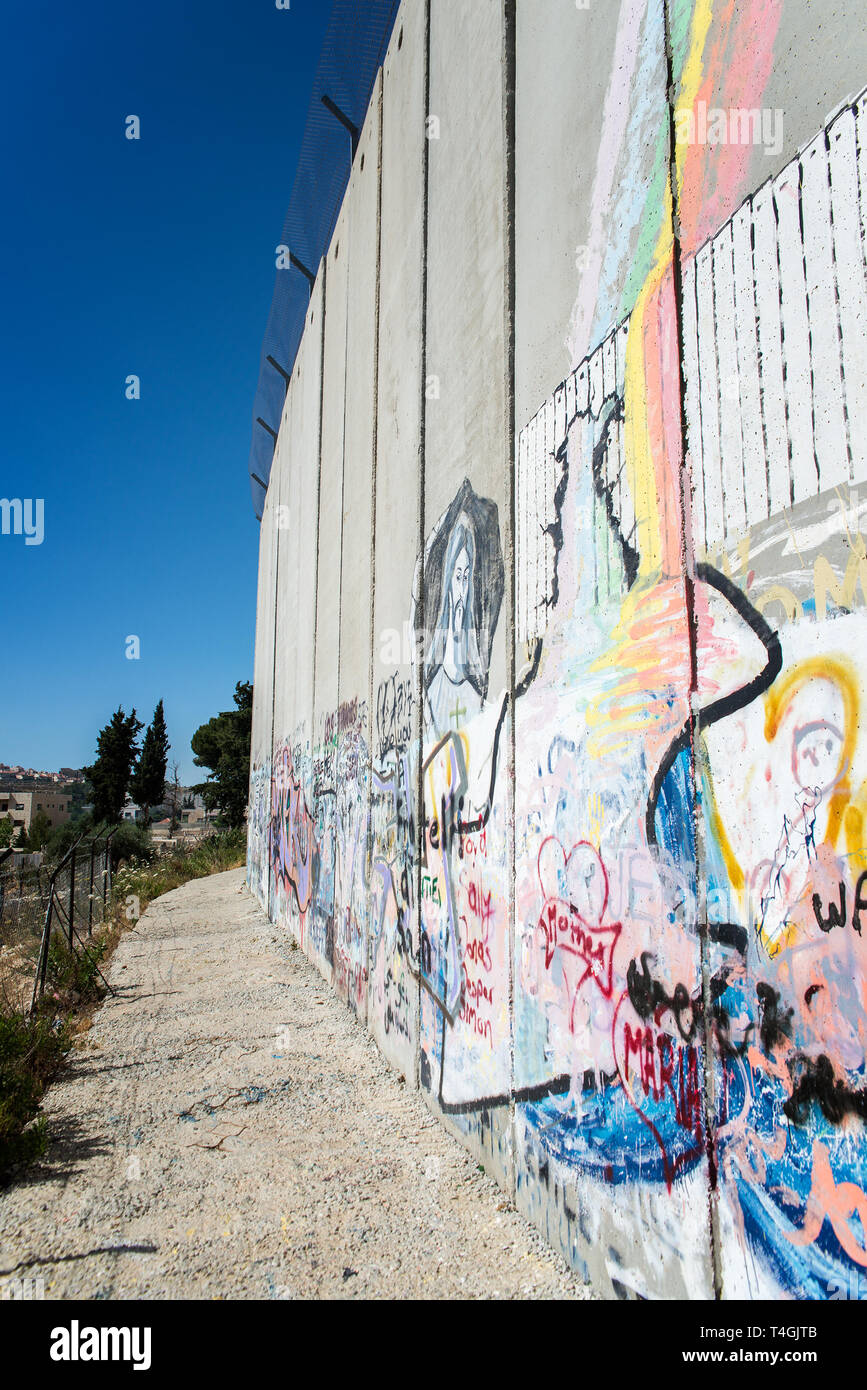 Betlemme, PALESTINA - 2 giugno 2015: gli israeliani in Cisgiordania barriera è una barriera di separazione. Al completamento, la sua lunghezza totale sarà di circa 700 kilom Foto Stock