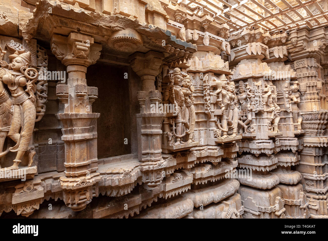 Pietra scolpita nelle figure in Chandraprabhu tempio Jain jaisalmer, Rajasthan, India Foto Stock