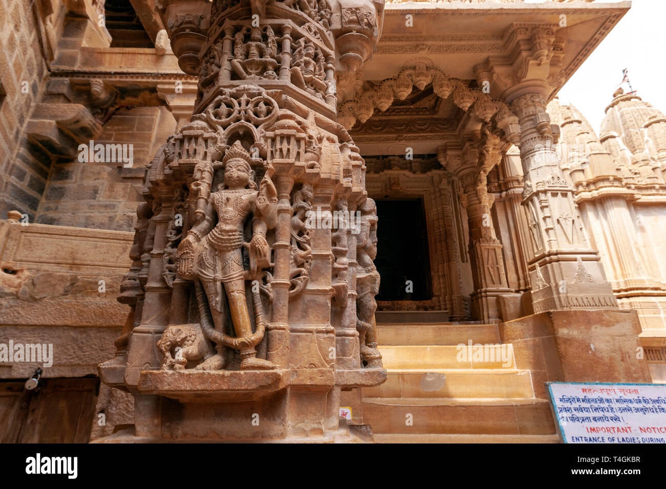 Pietra scolpita nelle figure in Chandraprabhu tempio Jain jaisalmer, Rajasthan, India Foto Stock