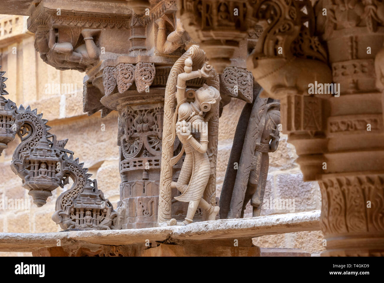 Pietra scolpita nelle figure in Chandraprabhu tempio Jain jaisalmer, Rajasthan, India Foto Stock