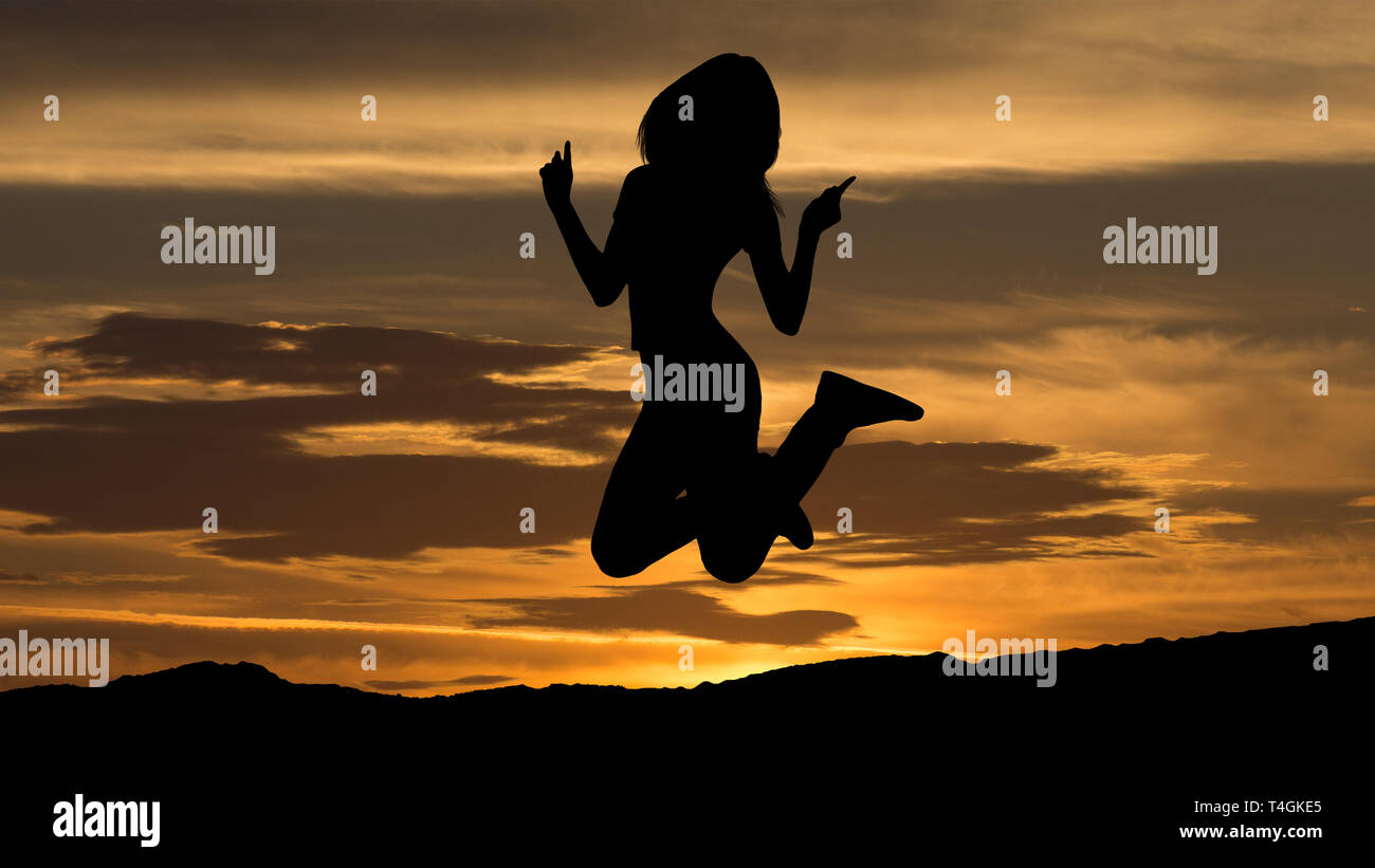 Ombra della donna che si tuffa su sfondo al tramonto Foto Stock