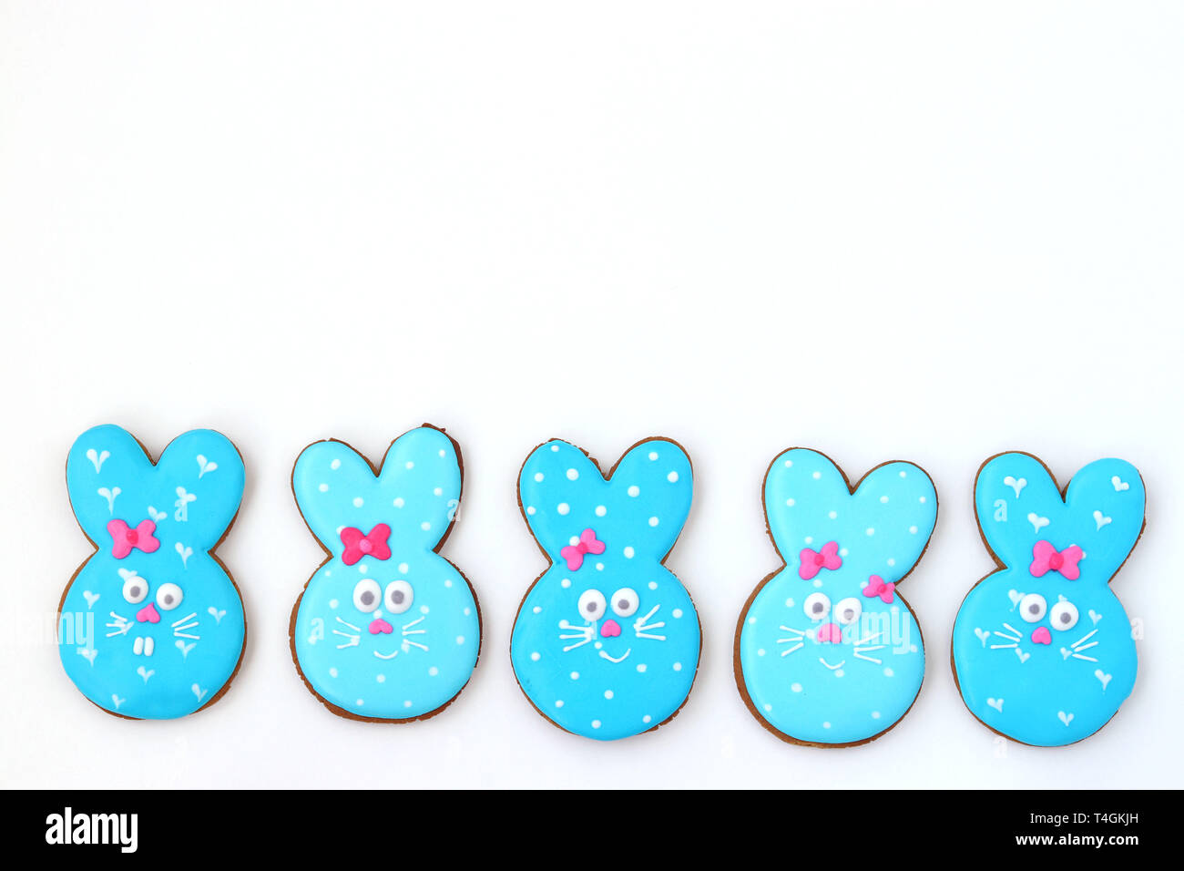 Coniglietto di pasqua biscotti di zucchero, adorable animale biscotti a forma di come un simpatico conigli blu su sfondo bianco Foto Stock