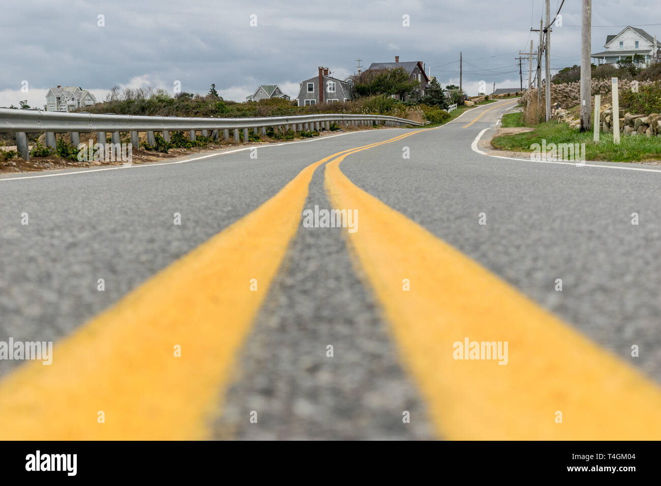 A livello della strada colpo di un vuoto che la strada che conduce a distanza Foto Stock