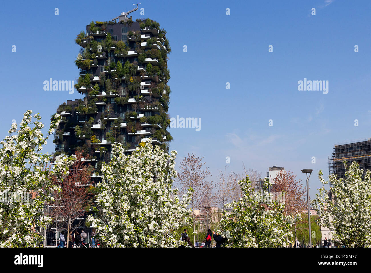 Milano, Italia - 31 Marzo 2019. Bosco Verticale torre residenziale in una giornata di sole di primavera, alberi in fiore (progettata da Boeri Studio), Porta Nuova dist Foto Stock