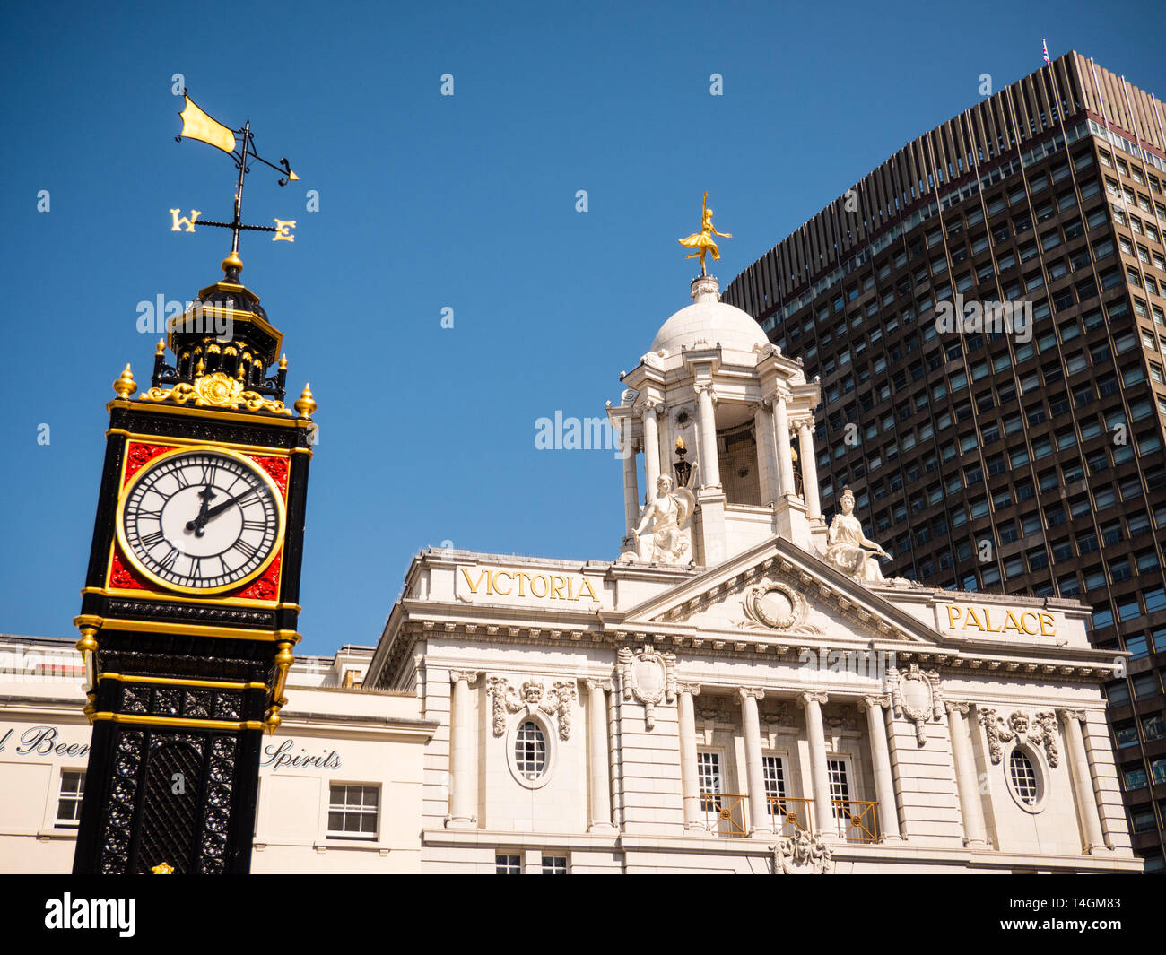 Poco Ben orologio, con Victoria Palace Theatre, Westminster, London, England, Regno Unito, GB. Foto Stock