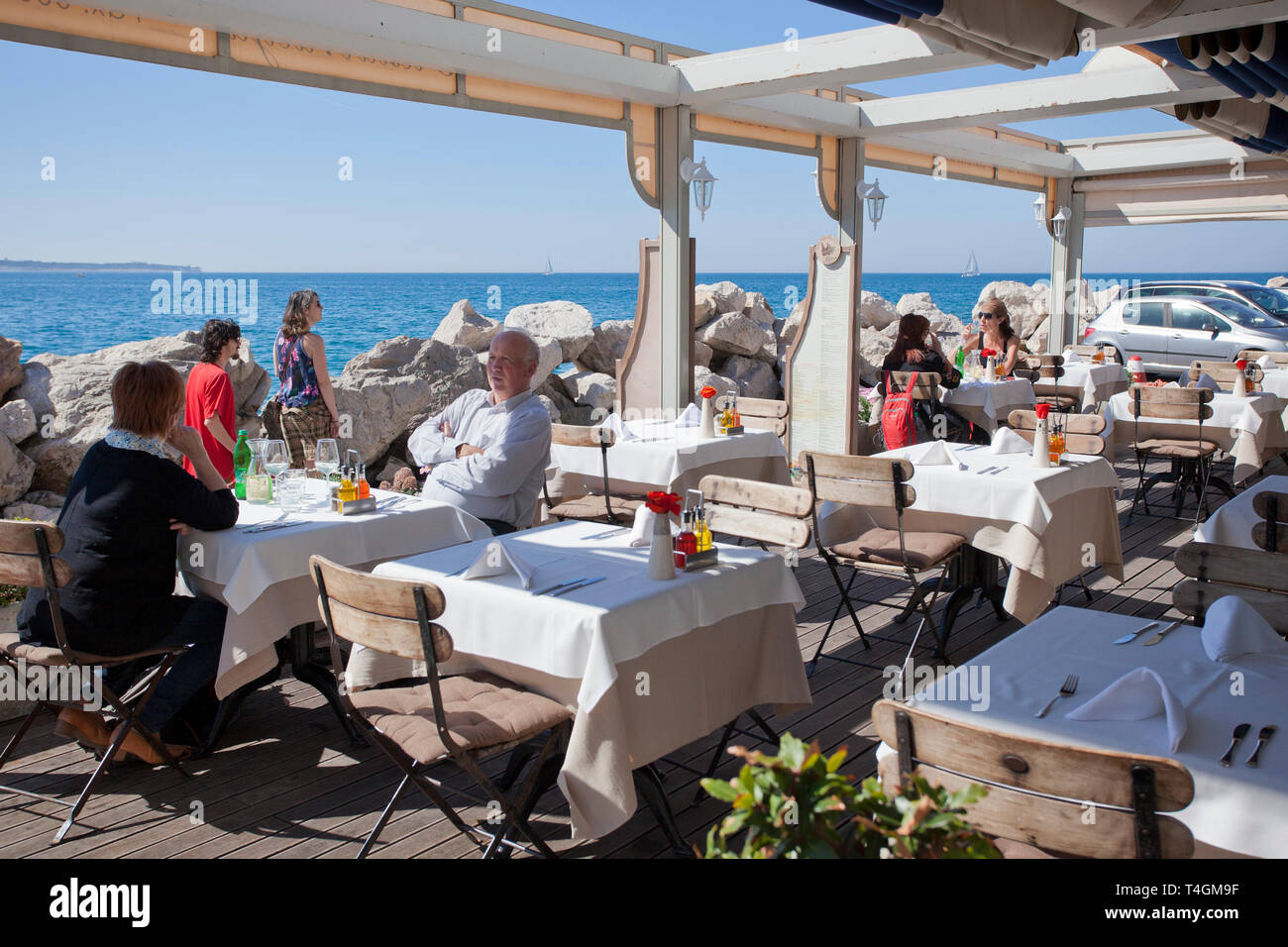 Patroni avente il pranzo in un ristorante a Pirano con una bella vista sul mare, Slovenia. Foto Stock