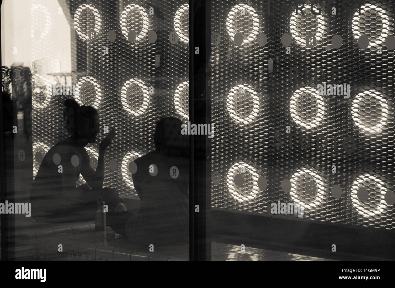 Due Donna che parla nella finestra della Palestra, 1Rebel Victoria, Victoria, London, England, Regno Unito, GB. Foto Stock