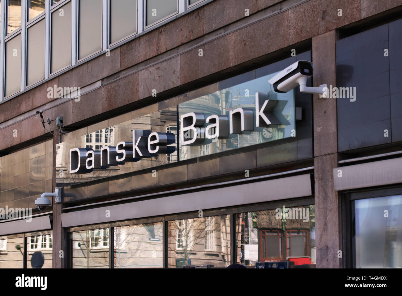 Danske Bank logo sulla parte anteriore del ramo. Danske Bank è la più grande banca in Danimarca e una grande banca retail nel nord della regione europea. Copenaghen, D Foto Stock