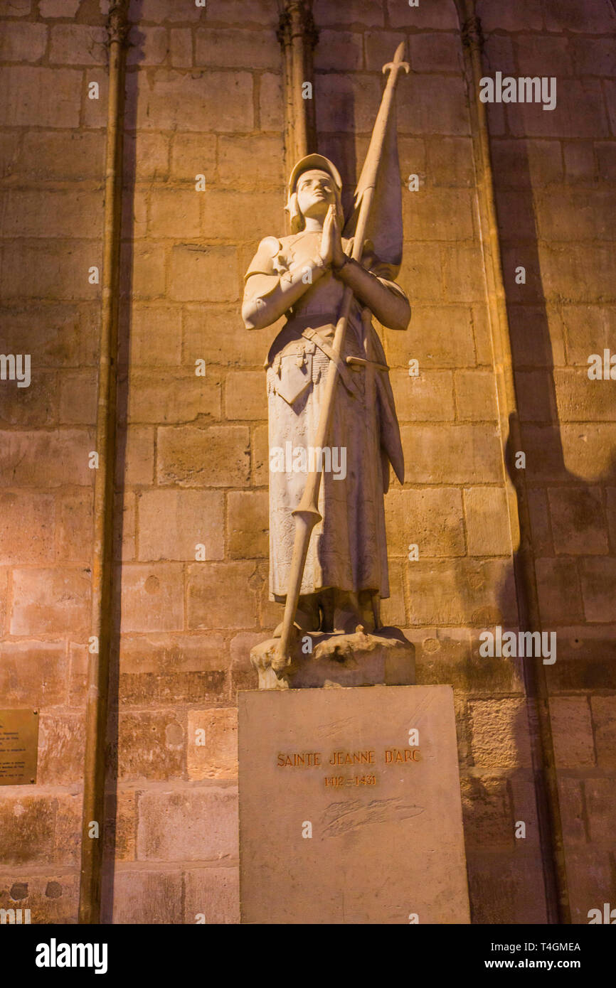 Statua di santa Giovanna d'arco, Sainte Jeanne d'Arc, nella cattedrale di Notre  Dame de Paris, Parigi, prima del 2019 fire Foto stock - Alamy