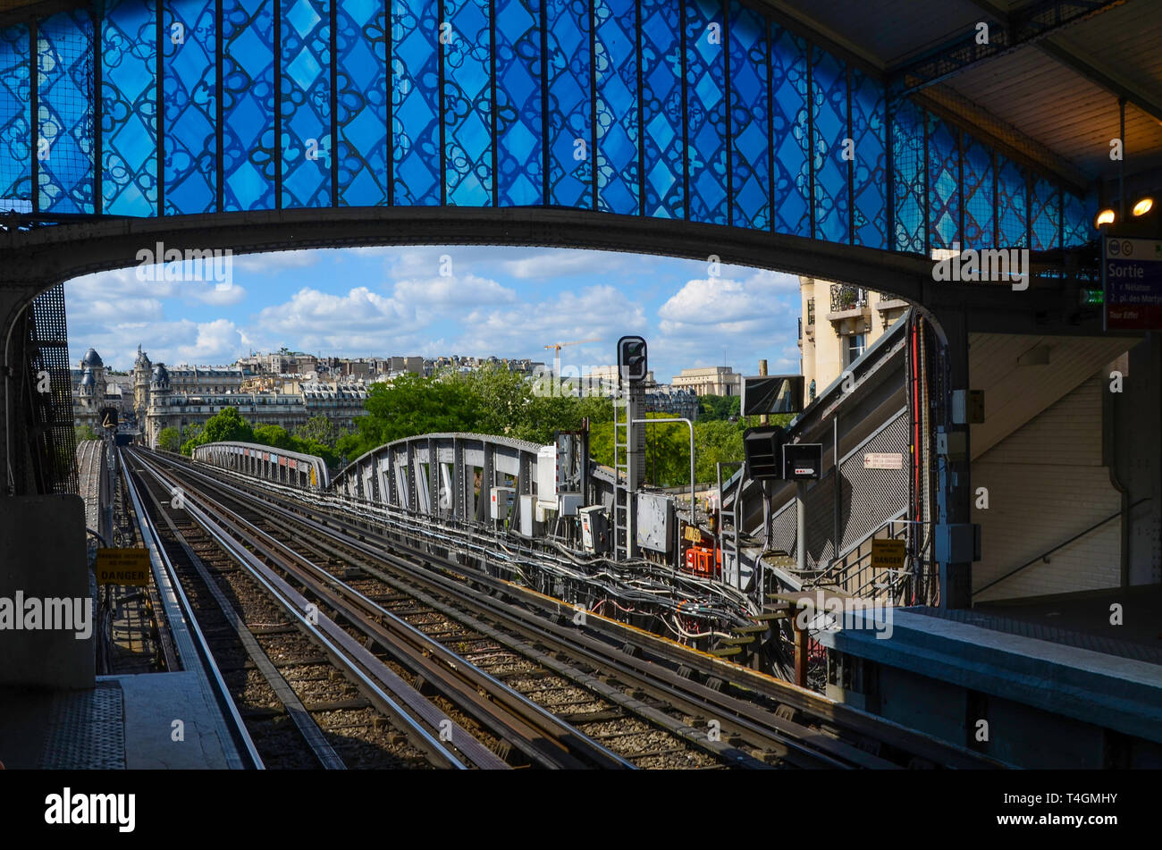 Bir-Hakeim elevato della stazione della metropolitana di Parigi in Boulevard de Grenelle nel XV arrondissement. Ponte sul Fiume Senna a Kennedy Eiffel Foto Stock