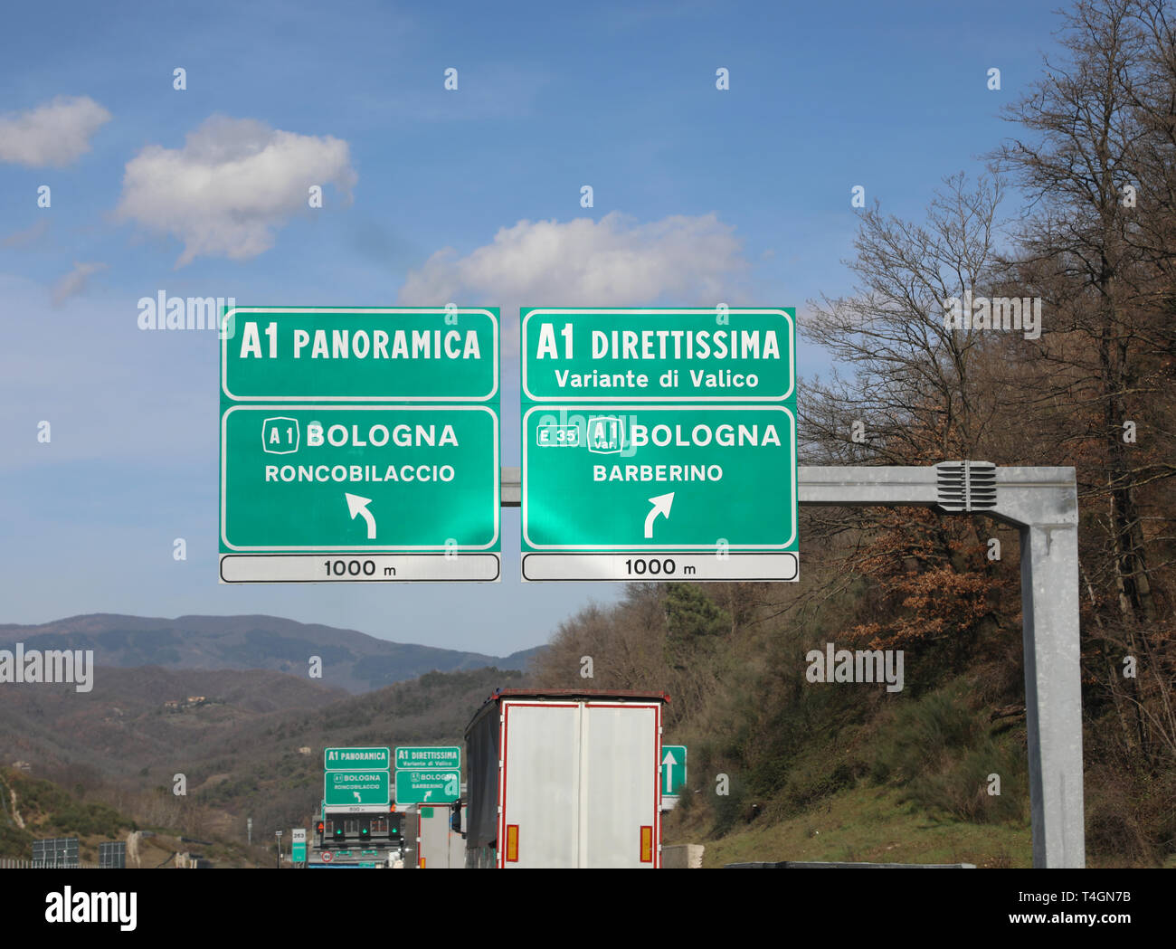 Il traffico italiano segni sull'autostrada denominata A1 con due strade Panoramica o Direttissima il mezzo strada panoramica di velocità diretta via Foto Stock