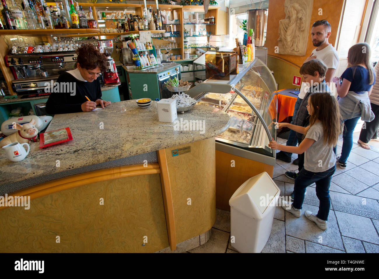 All'interno di un gelato shop in Trieste, Italia Foto Stock