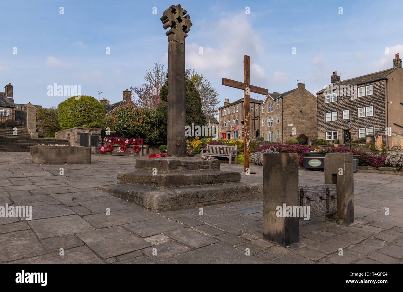Croce di pasqua tra saxon cross in Guiseley, Yorkshire Foto Stock