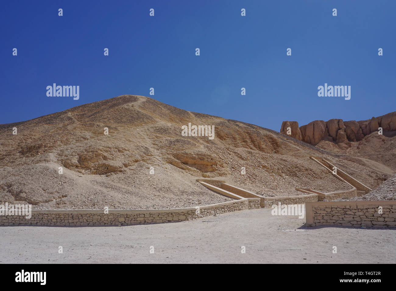 A Luxor Egitto: ingressi ad alcune delle tombe nella Valle dei Re, il Regno nuovo luogo di sepoltura sulla riva occidentale del fiume Nilo. Foto Stock