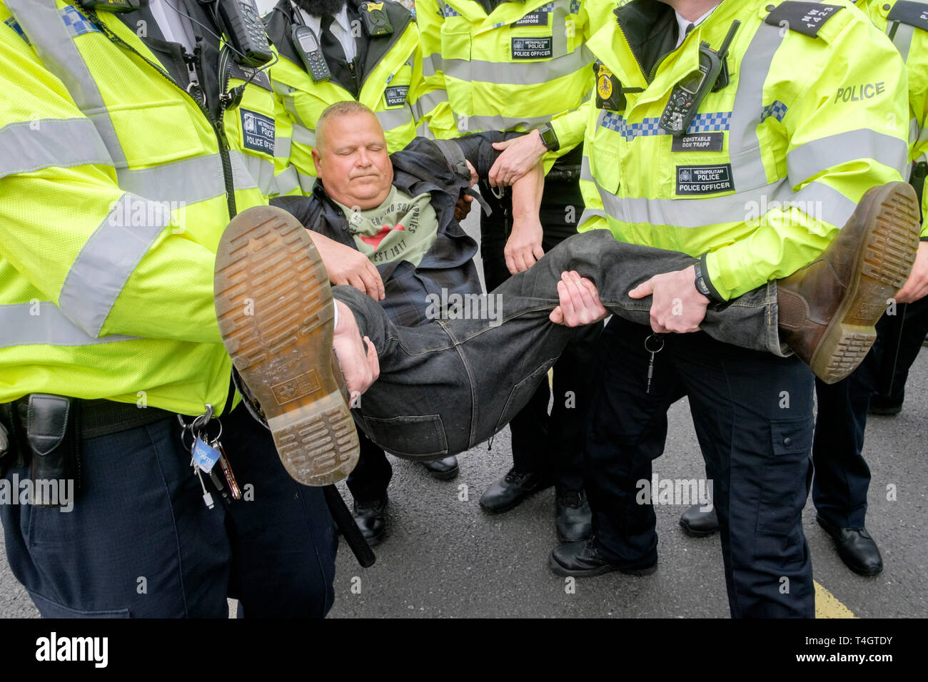 La Ribellione di estinzione attivisti ambientali occupano Waterloo Bridge, Londra. Metropolitan poliziotti arrestare un dimostratore maschio. Foto Stock