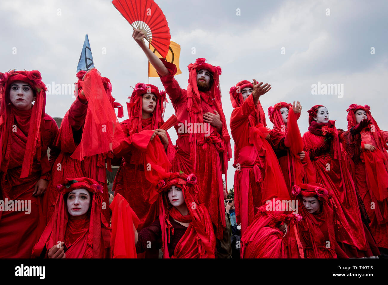 La Ribellione di estinzione attivisti ambientali occupano Waterloo Bridge, Londra. Prestazioni gruppo di circo invisibile di partecipare alla protesta. Foto Stock