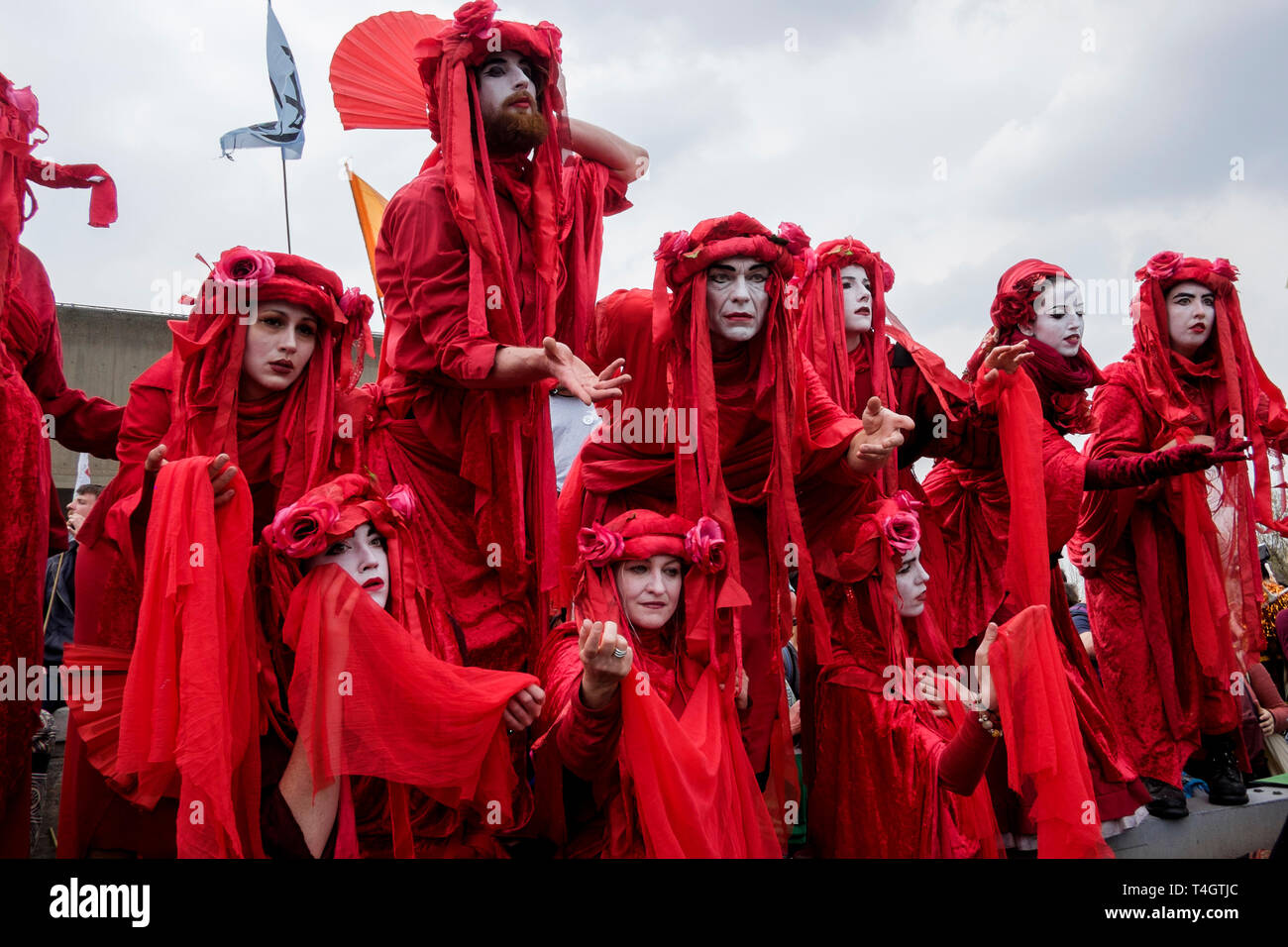 La Ribellione di estinzione attivisti ambientali occupano Waterloo Bridge, Londra. Prestazioni gruppo di circo invisibile di partecipare alla protesta. Foto Stock
