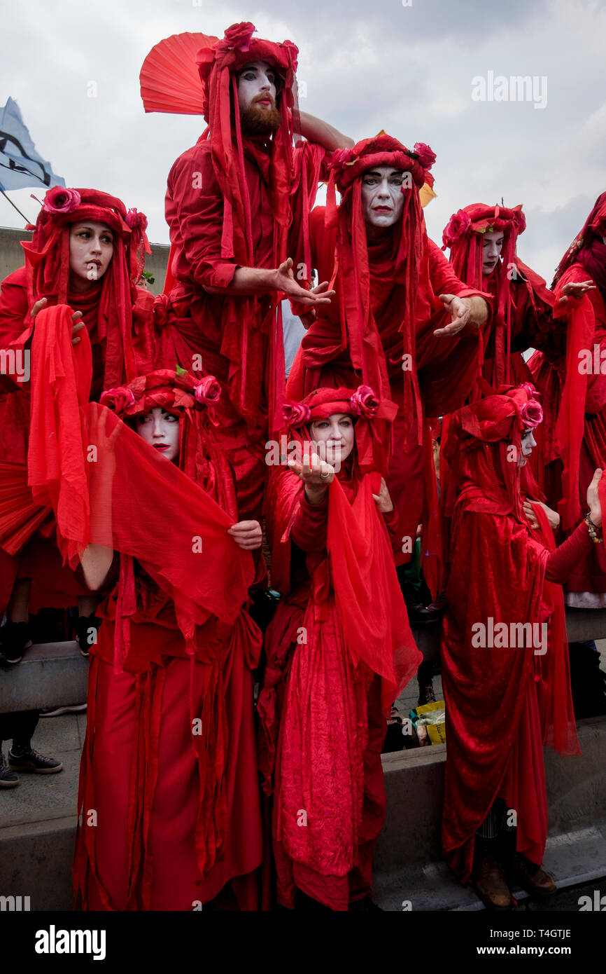 La Ribellione di estinzione attivisti ambientali occupano Waterloo Bridge, Londra. Prestazioni gruppo di circo invisibile di partecipare alla protesta. Foto Stock